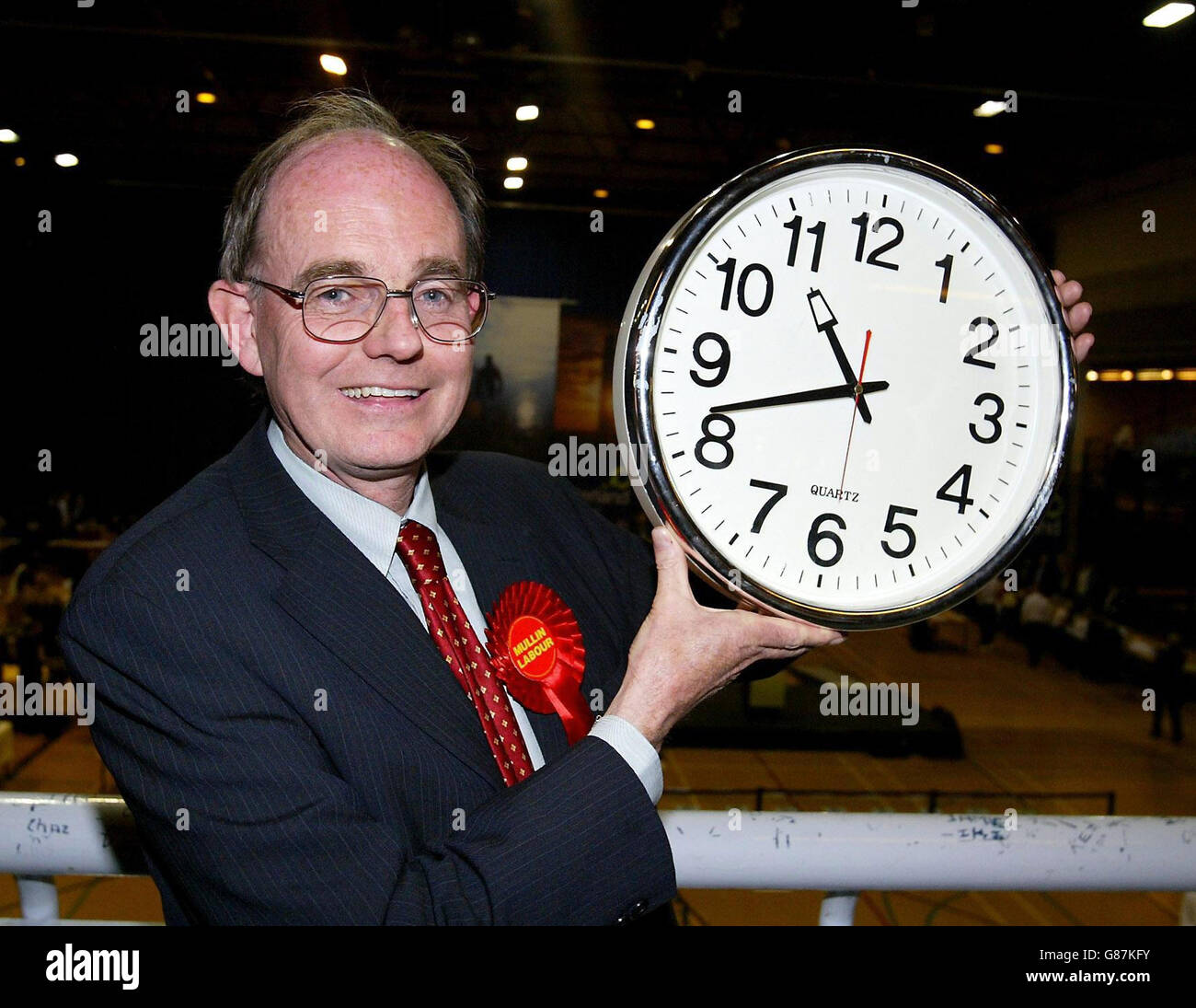 Il candidato del lavoro Christopher John Mullin celebra la presa della sede di Sunderland Sud, nel tempo di 42mins 46secs, con una maggioranza di 13,667, dopo il conteggio al centro di svago di Crowtree. Foto Stock