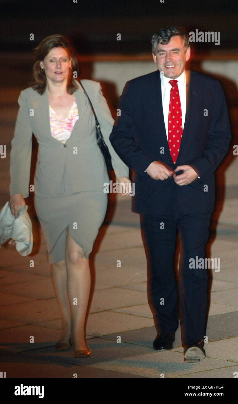 Il Cancelliere Gordon Brown e sua moglie Sarah arrivano al Fife College di Kirkaldy per il conteggio delle elezioni di Westminster. Foto Stock