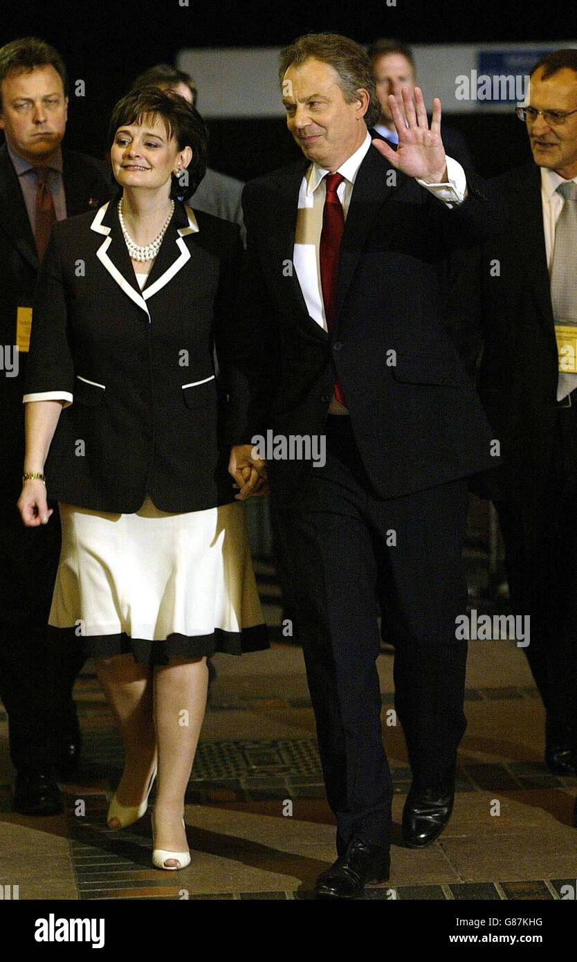 Il primo ministro Tony Blair con sua moglie Cherie arriva al conte di Sedgefield a Newton Aycliffe. Foto Stock