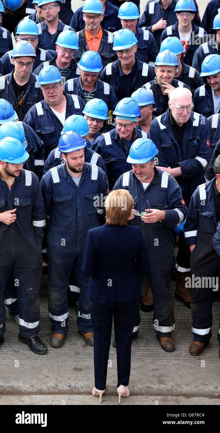 Primo ministro Nicola Sturgeon (centro anteriore) durante una visita alla Ferguson Marine Engineering Ltd a Port Glasgow per annunciare che il cantiere navale è l'offerente preferito per un contratto di 97 milioni di sterline per la costruzione di due grandi traghetti a doppio carburante per il Clyde e l'Hebrides Ferry Service. Foto Stock