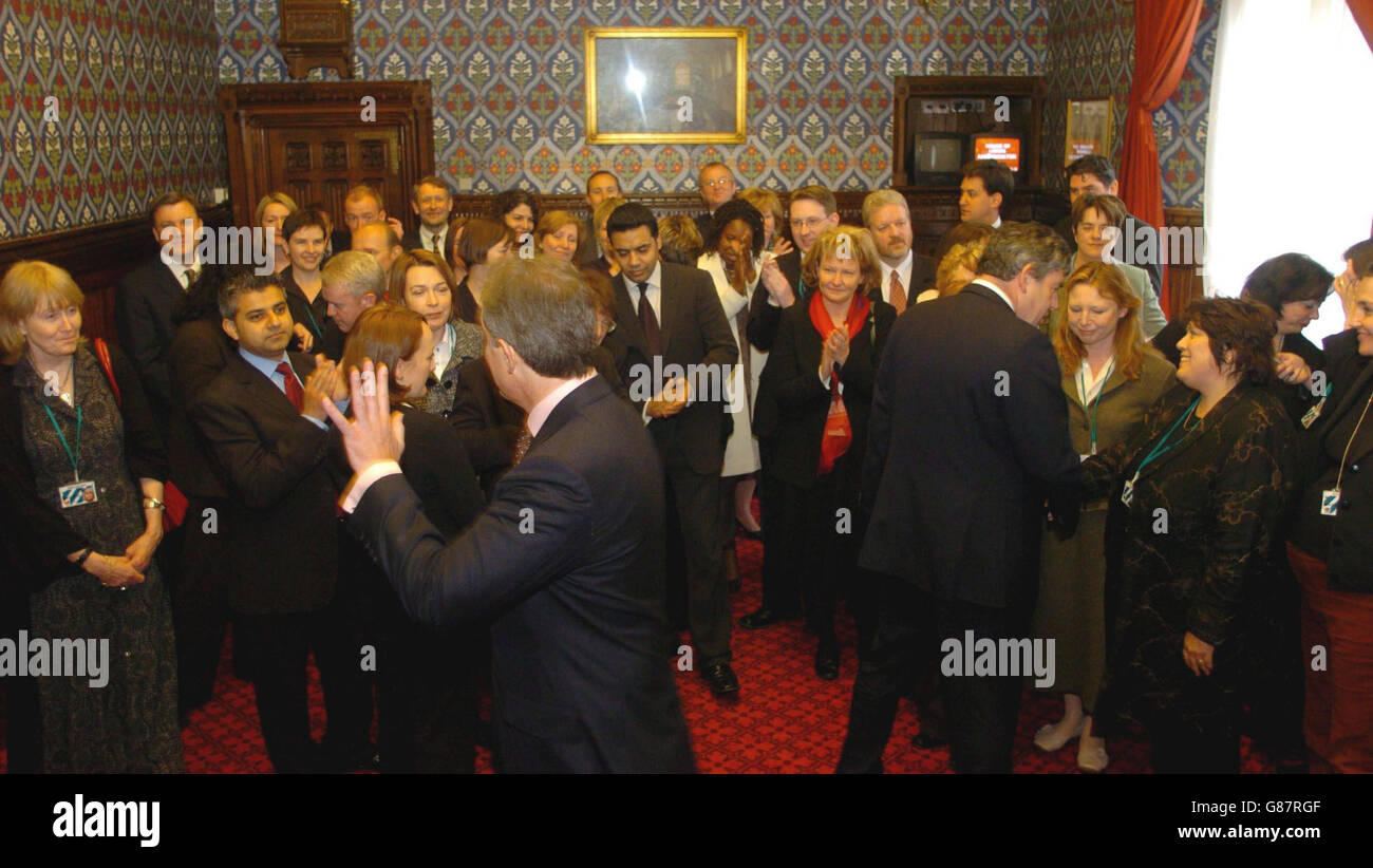 Il primo ministro britannico Tony Blair ondeggia Arrivederci al nuovo deputato laburista mentre il Cancelliere Gordon Brown è lasciato a chiacchierare. Foto Stock