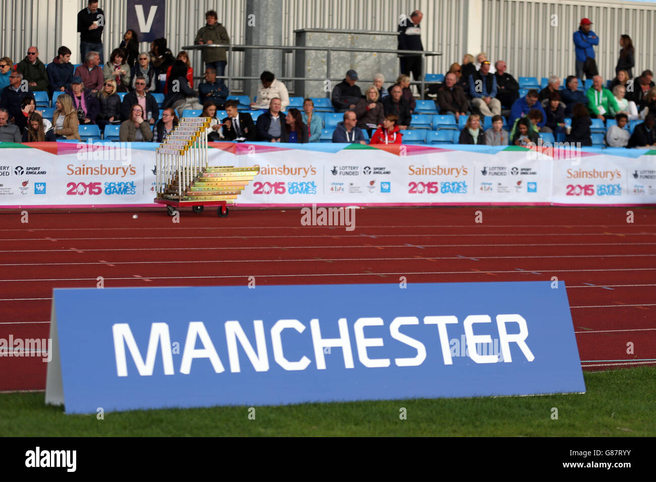 Vista generale del branding su un tabellone "toblerone" ai Giochi scolastici 2015 di Sainsbury alla Manchester Regional Arena. Foto Stock