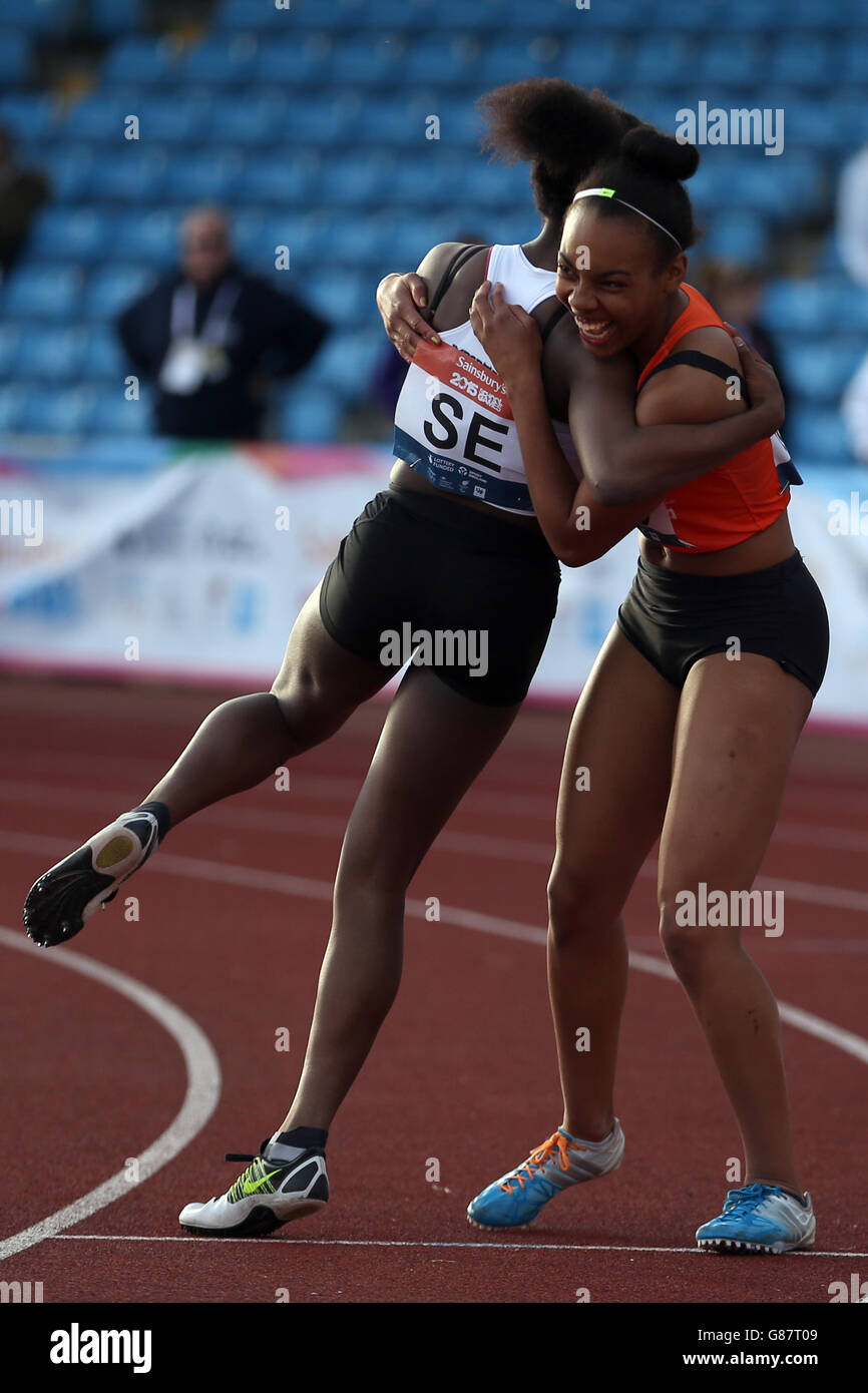 La squadra di relè delle ragazze delle Midlands dell'Inghilterra festeggia dopo aver vinto l'evento delle ragazze 4 x 100 m ai Giochi scolastici 2015 di Sainsbury alla Manchester Regional Arena. Foto Stock