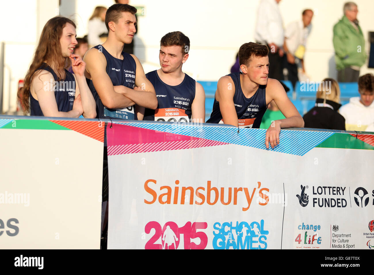 Gli atleti scozzesi guardano i loro compagni di squadra dagli stand ai Giochi scolastici 2015 di Sainsbury alla Manchester Regional Arena. Foto Stock
