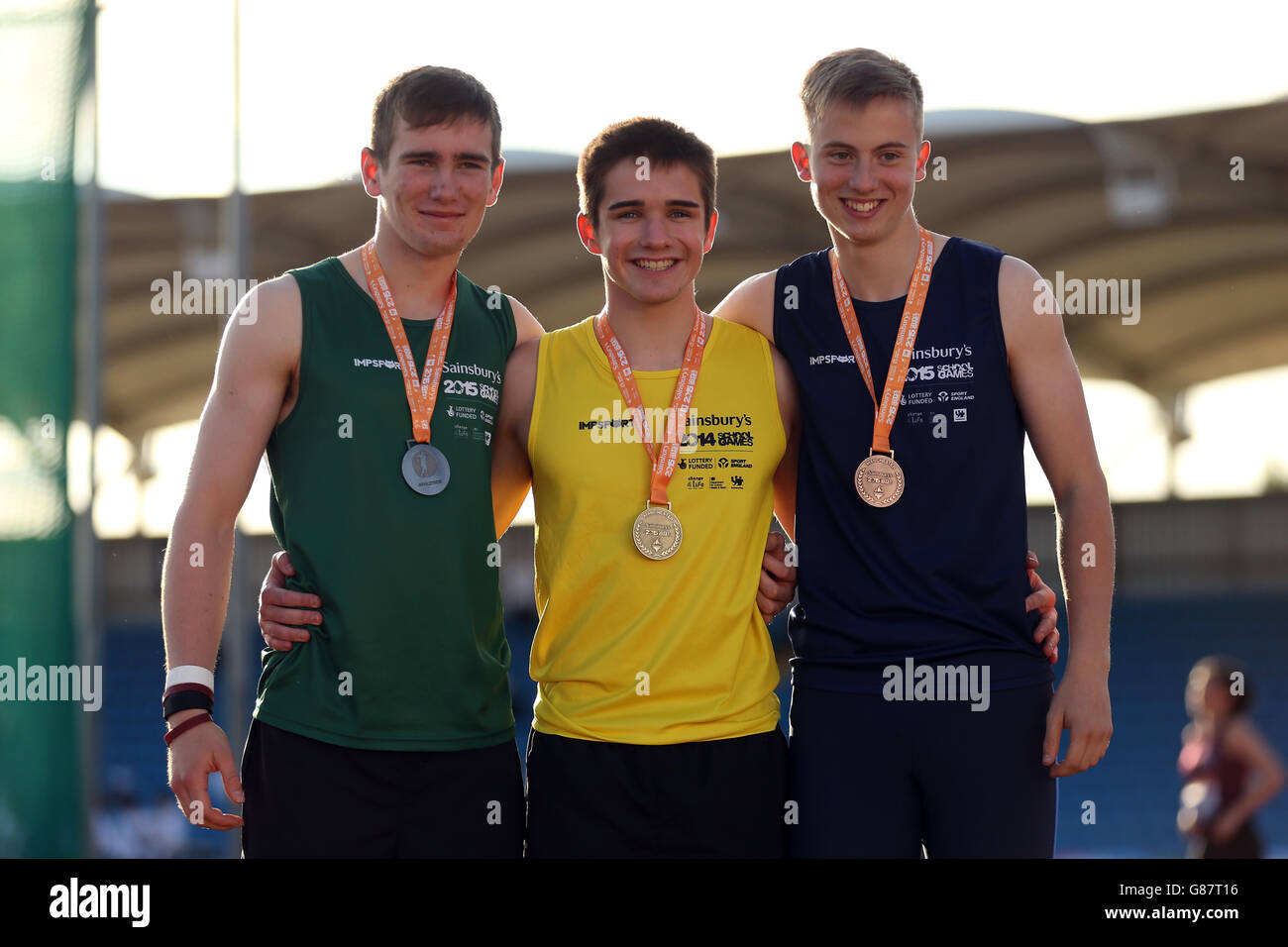 (l-r) Shane Martin dell'Irlanda del Nord, Andrew Douglas del Sud Ovest dell'Inghilterra e Craig Moriaty della Scozia ricevono le loro medaglie di pole vault dei ragazzi durante la cerimonia delle medaglie ai Giochi scolastici 2015 di Sainsbury alla Manchester Regional Arena. Foto Stock