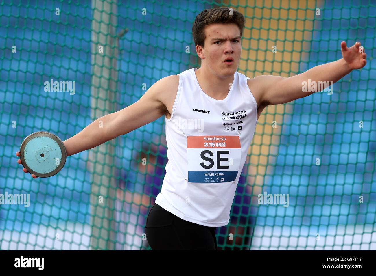 L'Alfie Scopes del Sud-Est dell'Inghilterra compete nel discous dei ragazzi ai Giochi scolastici 2015 di Sainsbury alla Manchester Regional Arena. Foto Stock