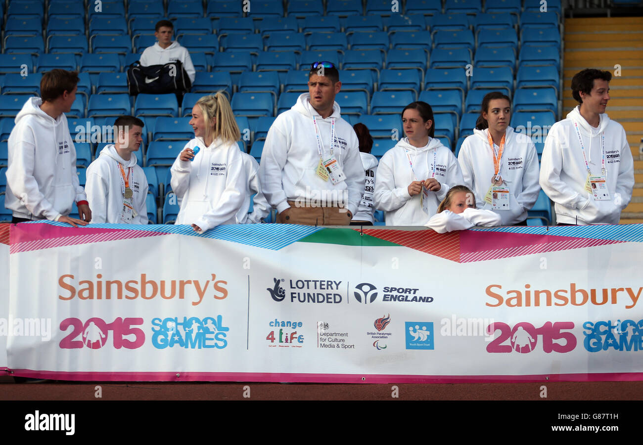 Gli spettatori tengono d'occhio i procedimenti dei Sainsbury's 2015 School Games presso la Manchester Regional Arena. Foto Stock
