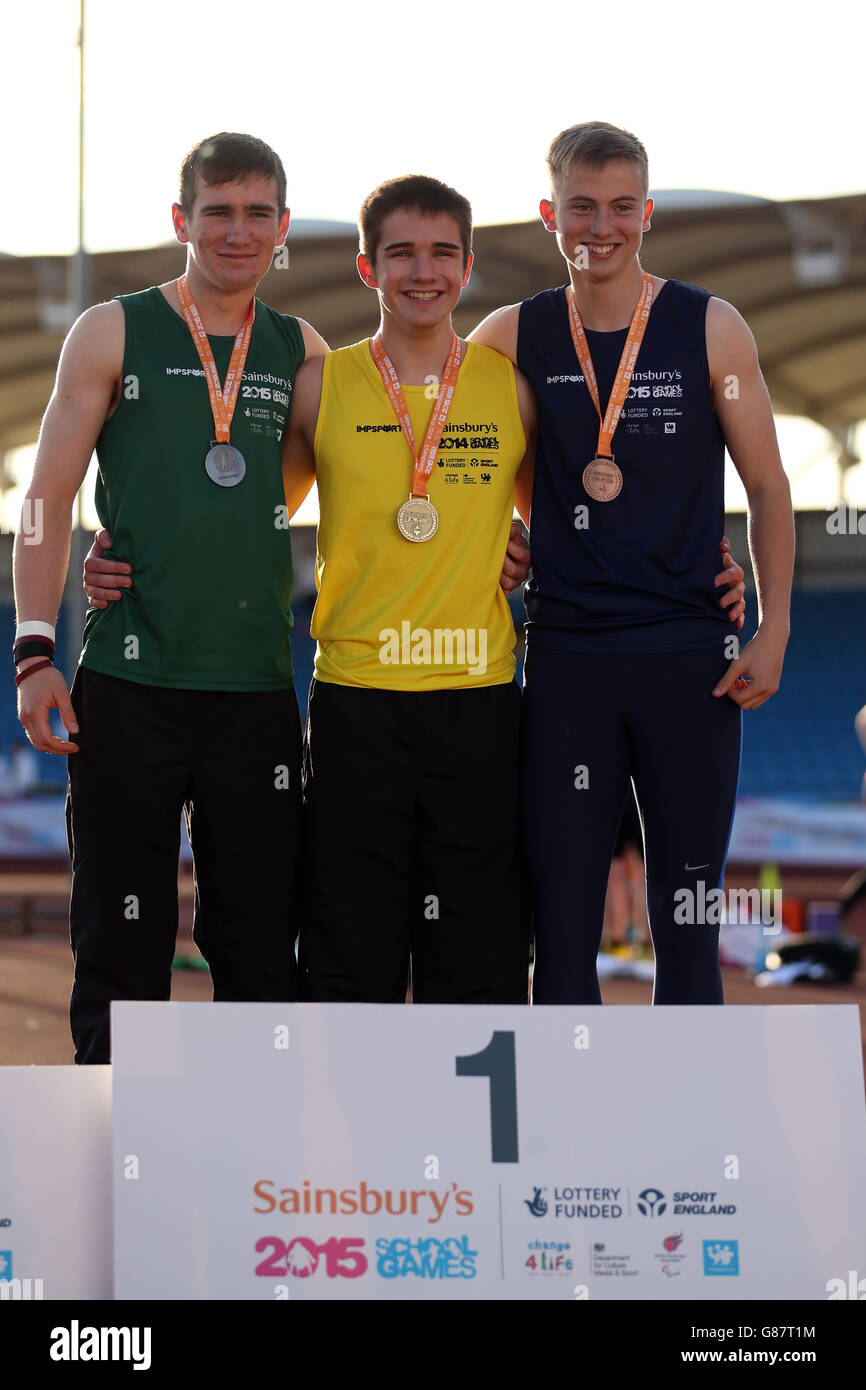 (l-r) Shane Martin dell'Irlanda del Nord, Andrew Douglas del Sud Ovest dell'Inghilterra e Craig Moriaty della Scozia ricevono le loro medaglie di pole vault dei ragazzi durante la cerimonia delle medaglie ai Giochi scolastici 2015 di Sainsbury alla Manchester Regional Arena. Foto Stock
