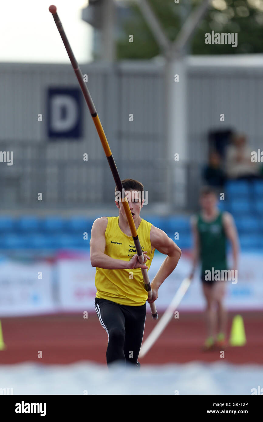 Il South West del South West dell'Inghilterra, Andrew Douglas, compete nella pole vault dei ragazzi ai Sainsbury's 2015 School Games presso la Manchester Regional Arena. Foto Stock