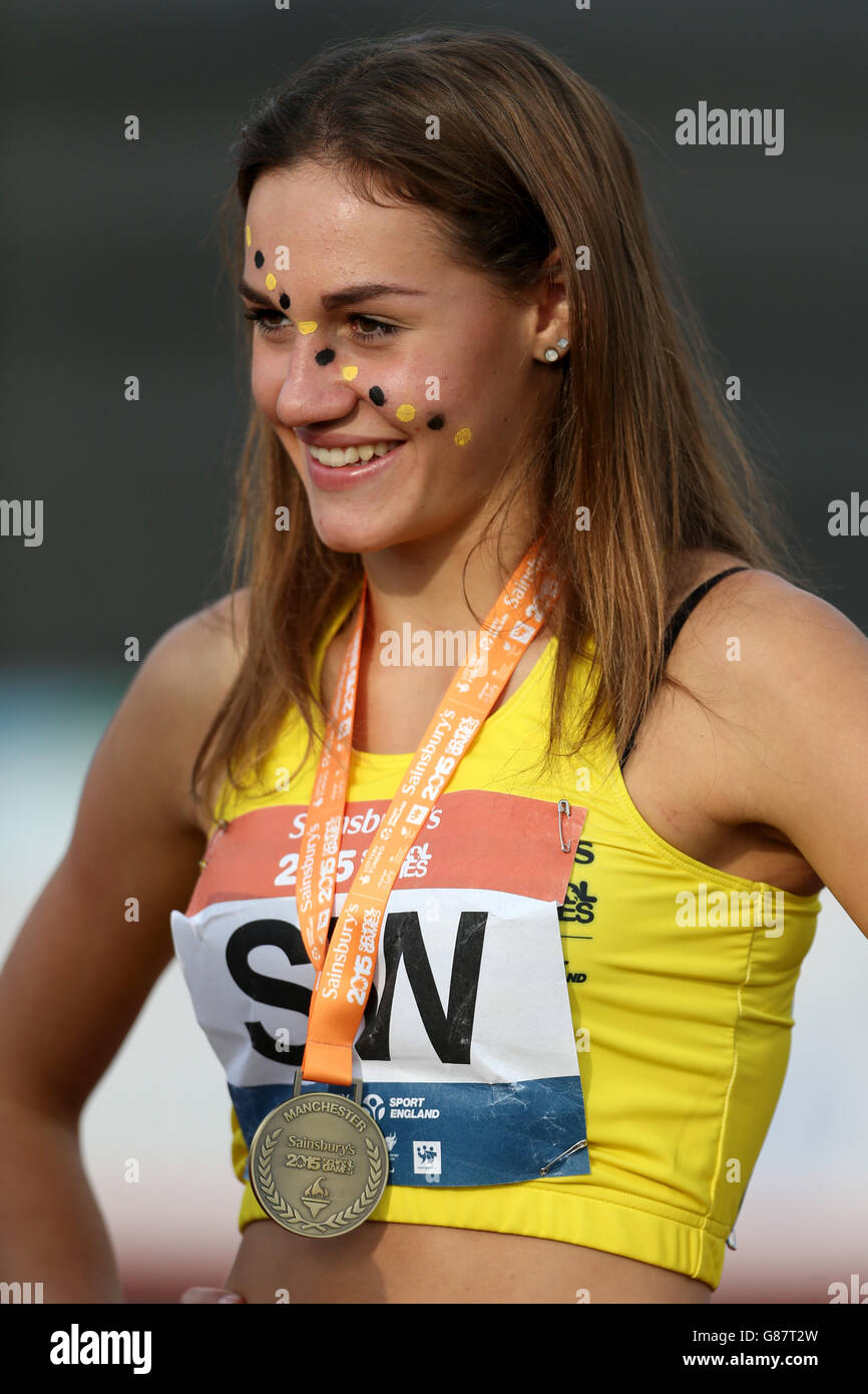 Sport - Sainsbury's 2015 School Games - Day Two - Manchester. Inghilterra South West's Holly Mills parla con i media ai Sainsbury's 2015 School Games alla Manchester Regional Arena. Foto Stock