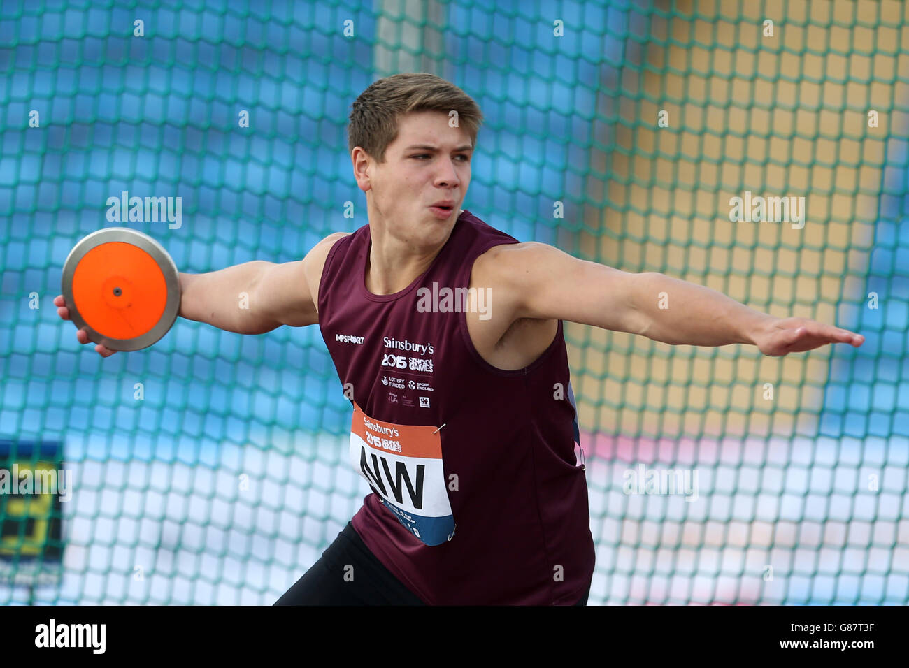 La Charlie Haddock del Nord Ovest dell'Inghilterra compete nel disco dei ragazzi ai Giochi scolastici 2015 di Sainsbury alla Manchester Regional Arena. Foto Stock