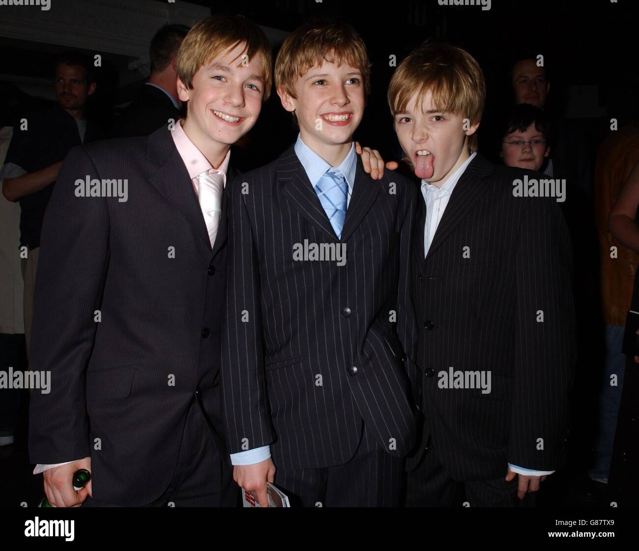 Billy Elliot Actors (L-R) James Lomas, 14, da Sheffield, George McGuire, 13, Da Stanford-le Hope e Liam Mower, 12, da Hull, frequentando la festa dopo la prima mondiale di Billy Elliot il Musical. Foto Stock