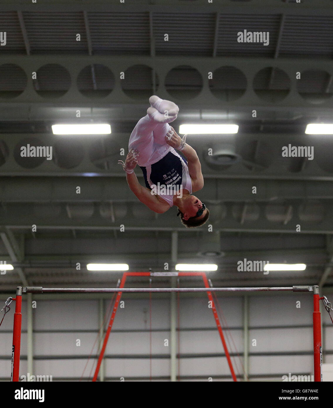 Joshua Lincoln della Scozia sul bar orizzontale nel ginnastica durante i Giochi scolastici di Sainsbury's 2015 a Manchester. Foto Stock