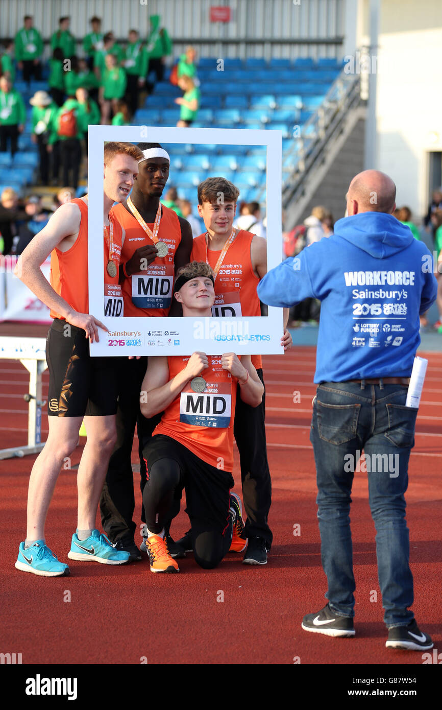 Inghilterra Midlands posa per una foto dopo aver ricevuto i loro ragazzi 4 x 100 metri medaglie al Sainsbury's 2015 School Games alla Manchester Regional Arena. Foto Stock