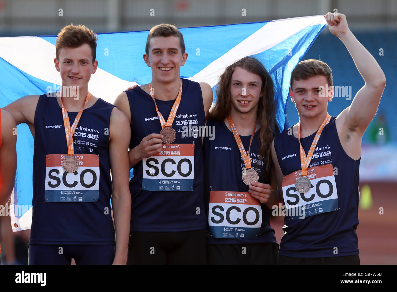 La Scozia riceve 4 medaglie da 100 metri durante la cerimonia di medaglia ai Sainsbury's 2015 School Games alla Manchester Regional Arena. Foto Stock
