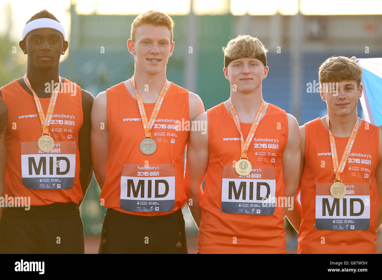 Le Inghilterra Midlands ricevono i loro ragazzi 4 medaglie da 100 metri durante la cerimonia di medaglia ai Sainsbury's 2015 School Games presso la Manchester Regional Arena. Foto Stock