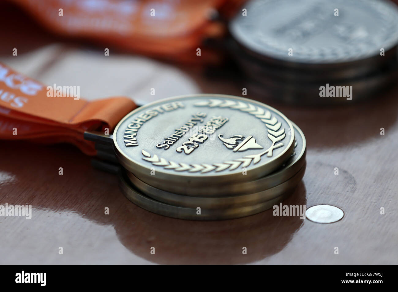 Dettaglio delle medaglie d'oro in mostra ai Giochi scolastici 2015 di Sainsbury alla Manchester Regional Arena. Foto Stock