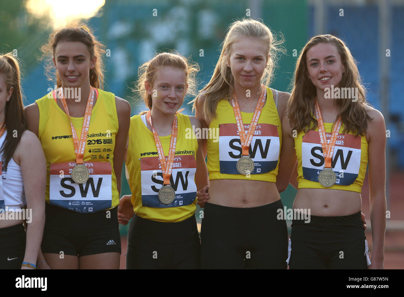 Inghilterra Sud Ovest riceve le loro ragazze 4 x 300m medaglie durante la cerimonia di medaglia ai Sainsbury's 2015 School Games presso la Manchester Regional Arena. Foto Stock