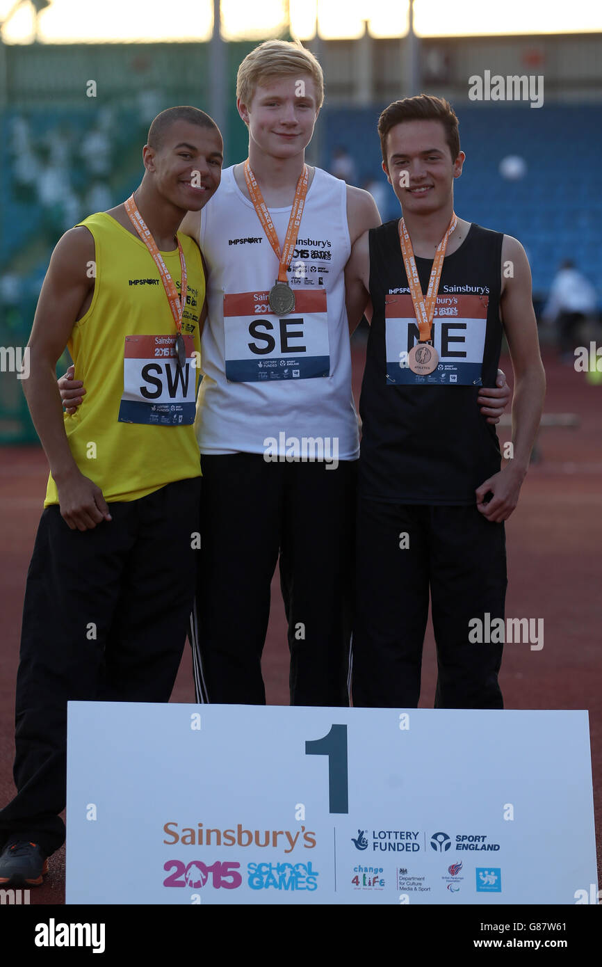 (l-r) Inghilterra il South West Jordan Okonta, l'Inghilterra South East's Zak Skinner e l'Inghilterra North East's Joseph Grey ricevono le loro medaglie ambulanti per i ragazzi durante la cerimonia di medaglia ai Sainsbury's 2015 School Games presso la Manchester Regional Arena. Foto Stock