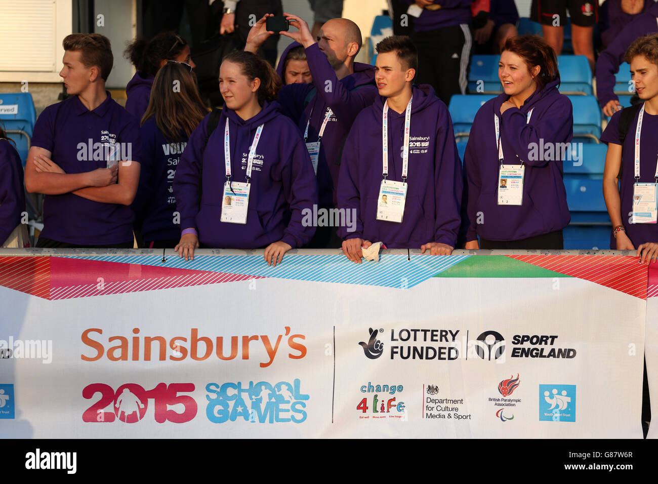 Sport - Sainsbury's 2015 School Games - Day Two - Manchester. I volontari dei giochi guardano dagli stand durante i Sainsbury's 2015 School Games alla Manchester Regional Arena. Foto Stock