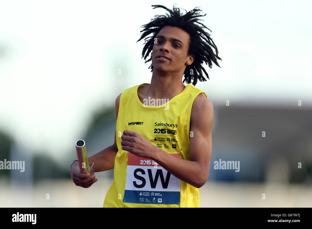 Inghilterra il South West Owen Richardson supera la linea per vincere l'evento ragazzi 4 x 400 m al Sainsbury's 2015 School Games alla Manchester Regional Arena. Foto Stock