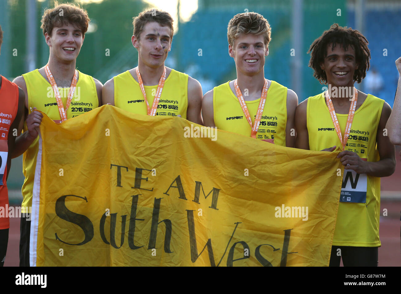 Inghilterra Sud Ovest riceve i loro ragazzi 4 x 400m medaglie durante la cerimonia di medaglia al Sainsbury's 2015 School Games alla Manchester Regional Arena. Foto Stock