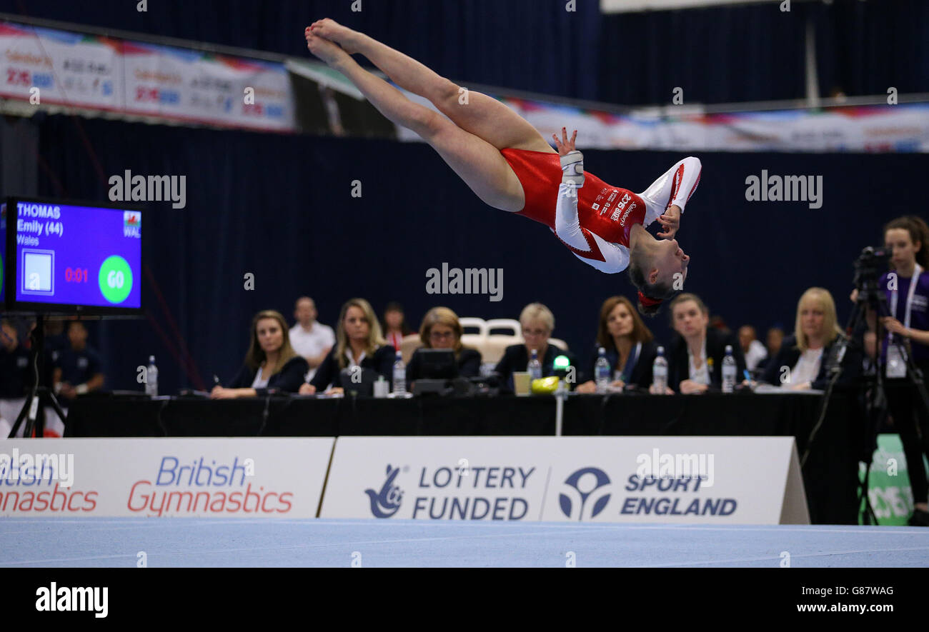 Emily Thomas on the Floor del Galles si esercita nel ginnastica durante i Giochi scolastici di Sainsbury del 2015 a Manchester. Foto Stock