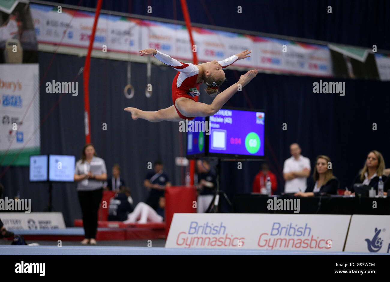Wales Maisie Methhuen on the Floor esercizi nella ginnastica durante i Sainsbury's 2015 School Games a Manchester. Foto Stock