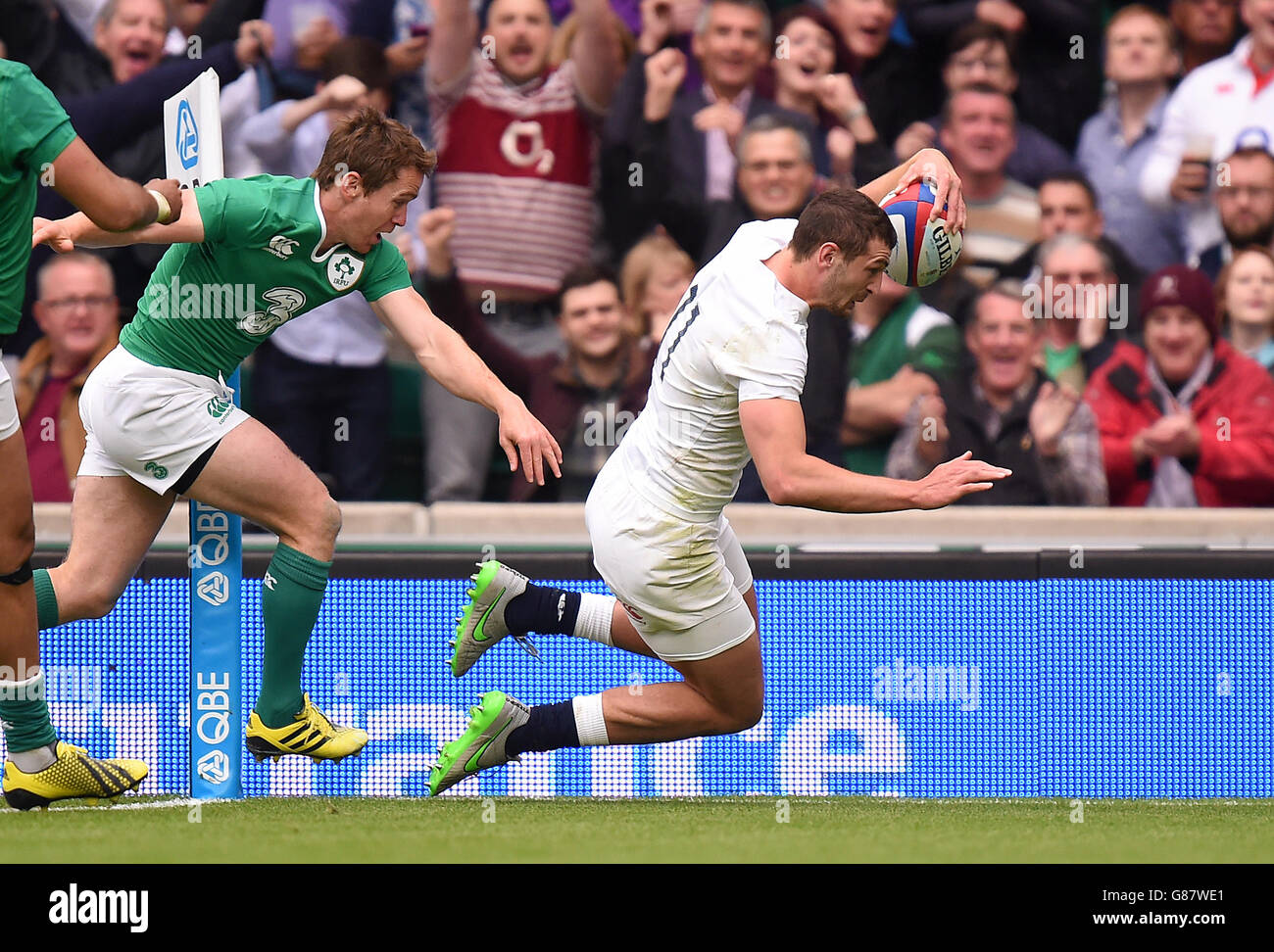 Il Jonny May dell'Inghilterra è finito, ma la prova è negata per un forward pass durante la partita di riscaldamento della Coppa del mondo al Twickenham Stadium di Londra. Foto Stock