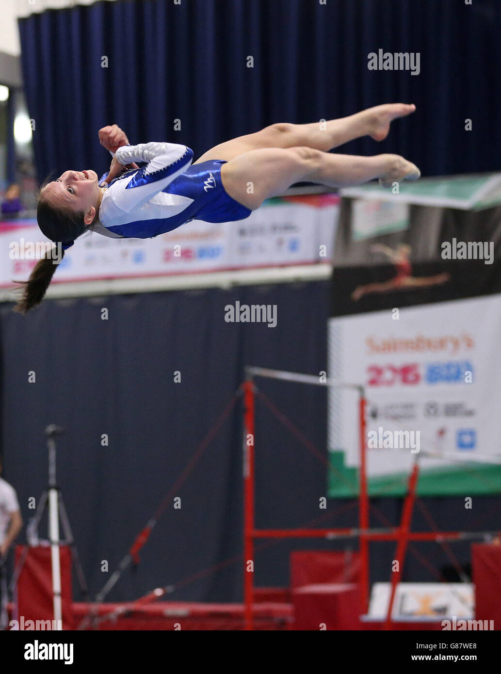 Scotland Louise McColgan on the Floor si esercita nella ginnastica durante i Giochi scolastici di Sainsbury del 2015 a Manchester. Foto Stock