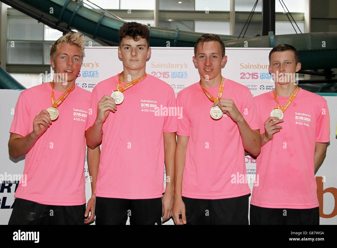 England North mostra le loro medaglie d'oro dopo aver vinto l'evento di squadra aperto da 400 m al Sainsbury's 2015 School Games presso il Manchester Aquatics Center. Foto Stock