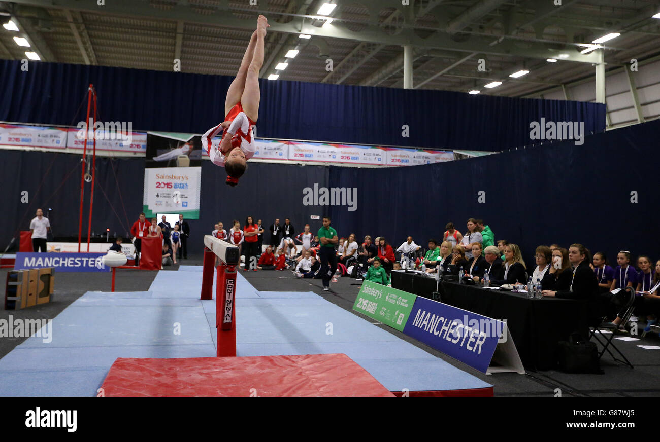 Latalia Bevan del Galles sul fascio di equilibrio nel ginnastica durante i Giochi scolastici di Sainsbury del 2015 a Manchester. PREMERE ASSOCIAZIONE foto. Data immagine: Sabato 5 settembre 2015. Il credito fotografico dovrebbe essere: Steven Paston/PA Wire Foto Stock