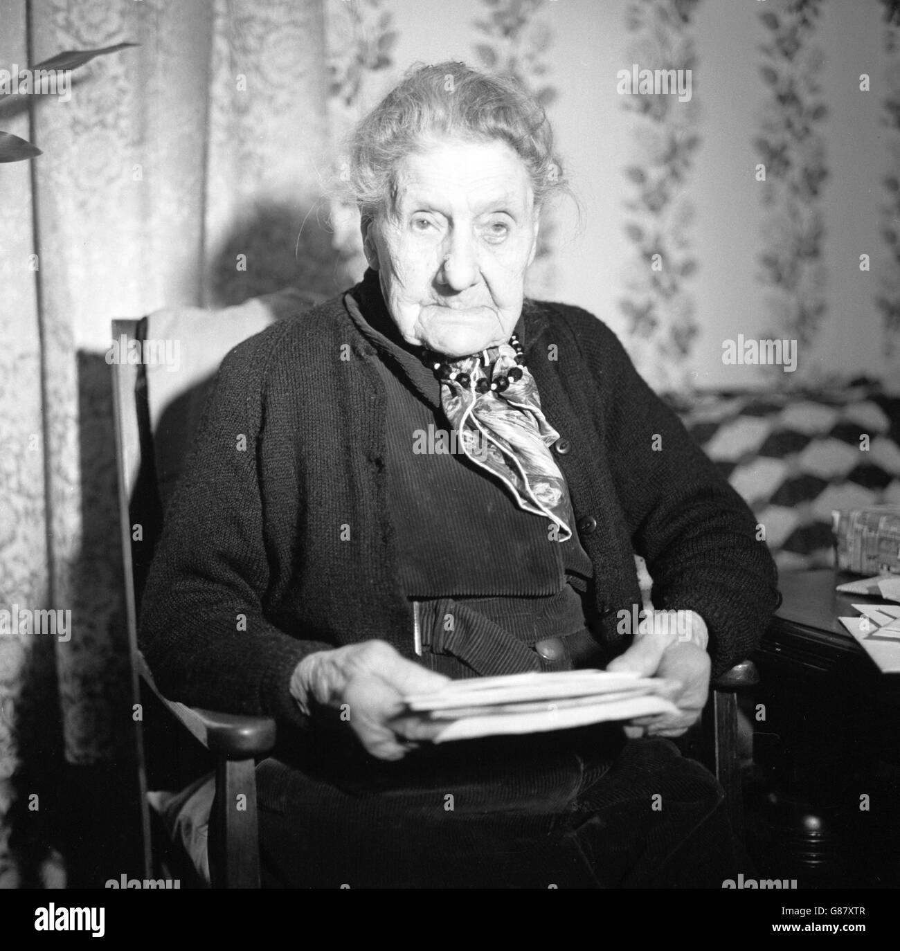 ADA Rose festeggia il suo 108° compleanno a Lowestoft. Nonostante la sua età, continua ancora a servire a Victoria Dairy, Clapham Road, che ha iniziato con suo marito 50 anni fa. Foto Stock