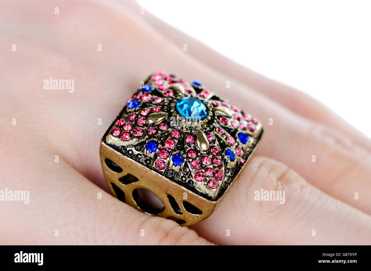 Anello di gioielli indossati sul dito Foto stock - Alamy