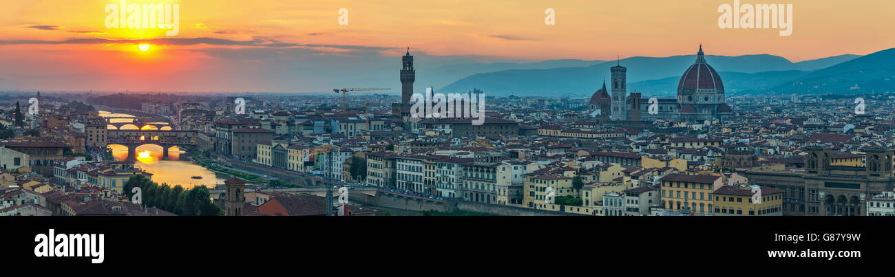 Panorama di Firenze dello skyline della città durante il tramonto, Italia Foto Stock