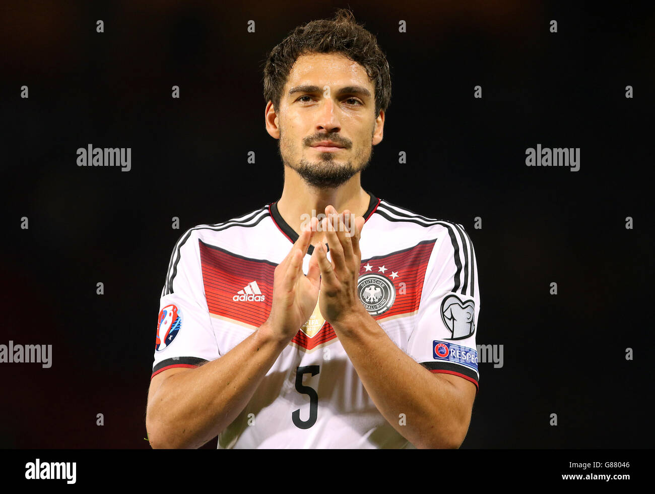 Calcio - UEFA Euro 2016 - Qualifiche - Gruppo D - Scozia / Germania - Hampden Park. La Germania di Mats Hummels applaude i tifosi. Foto Stock