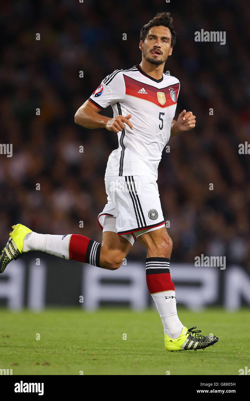 Calcio - UEFA Euro 2016 - Qualifiche - Gruppo D - Scozia / Germania - Hampden Park. Tappetini Hummels, Germania. Foto Stock