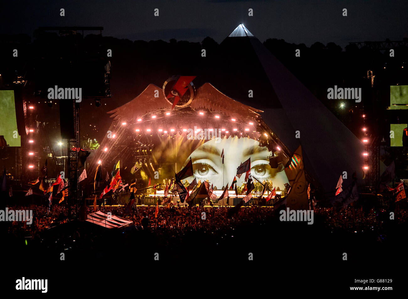 Adele esegue al Glastonbury festival musicale presso l'azienda agricola degna, nel Somerset, Inghilterra Foto Stock