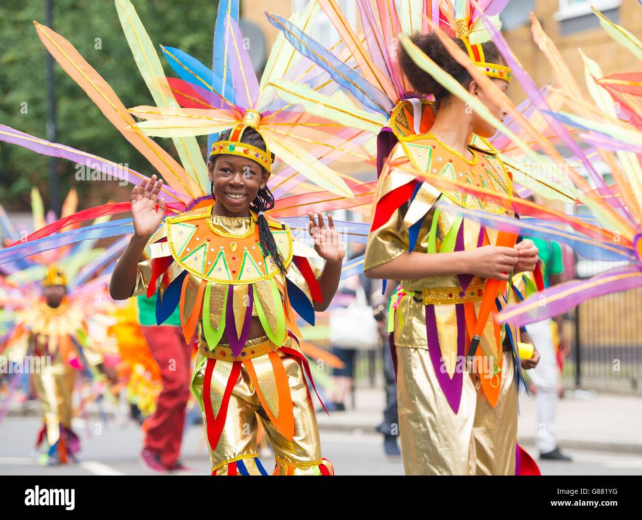 I ballerini si esibiscono durante la sfilata del Notting Hill Carnival 2015, nella zona ovest di Londra. Foto Stock
