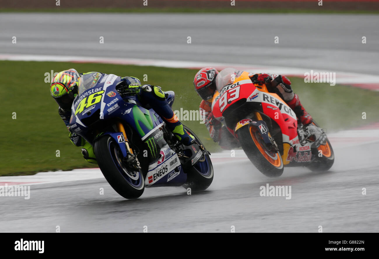 Valentino Rossi di Movistar Yamaha è sulla strada della vittoria nel Gran Premio di Gran Bretagna di Octo al circuito di Silverstone, nel Northamptonshire. Foto Stock