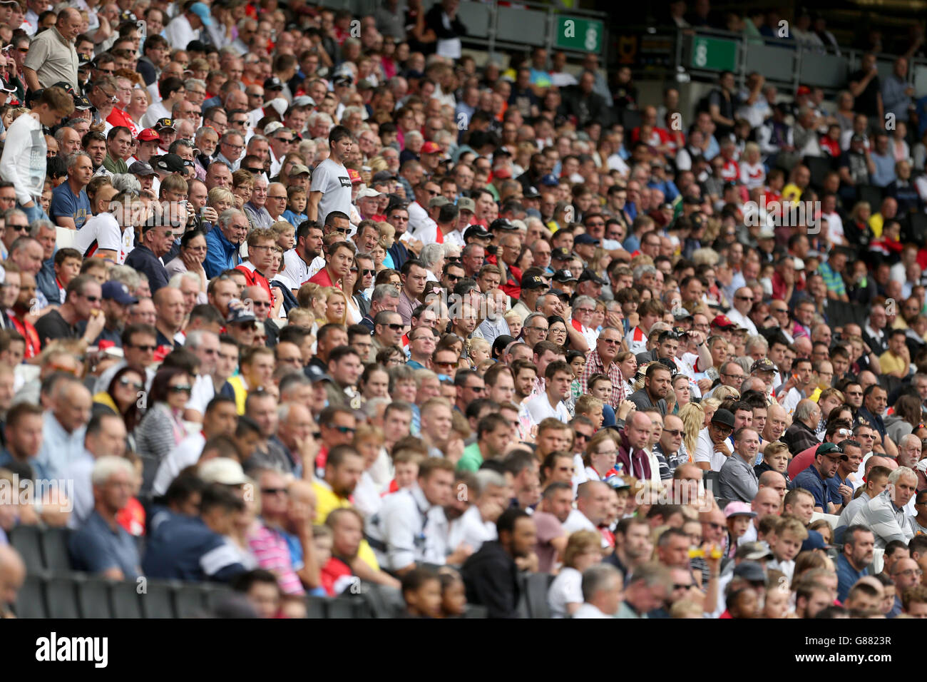 Calcio - Campionato Sky Bet - MK Dons v Birmingham City - Stadio:mk. I fan di Milton Keynes Dons durante la partita Foto Stock