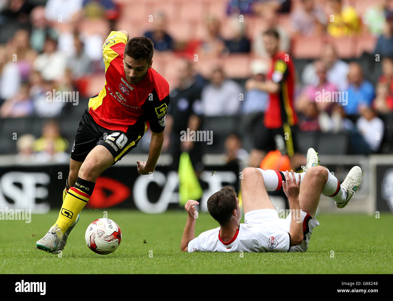 Jon Toral di Birmingham (a sinistra) e Milton Keynes Dons' Darren Potter combatte con la palla Foto Stock