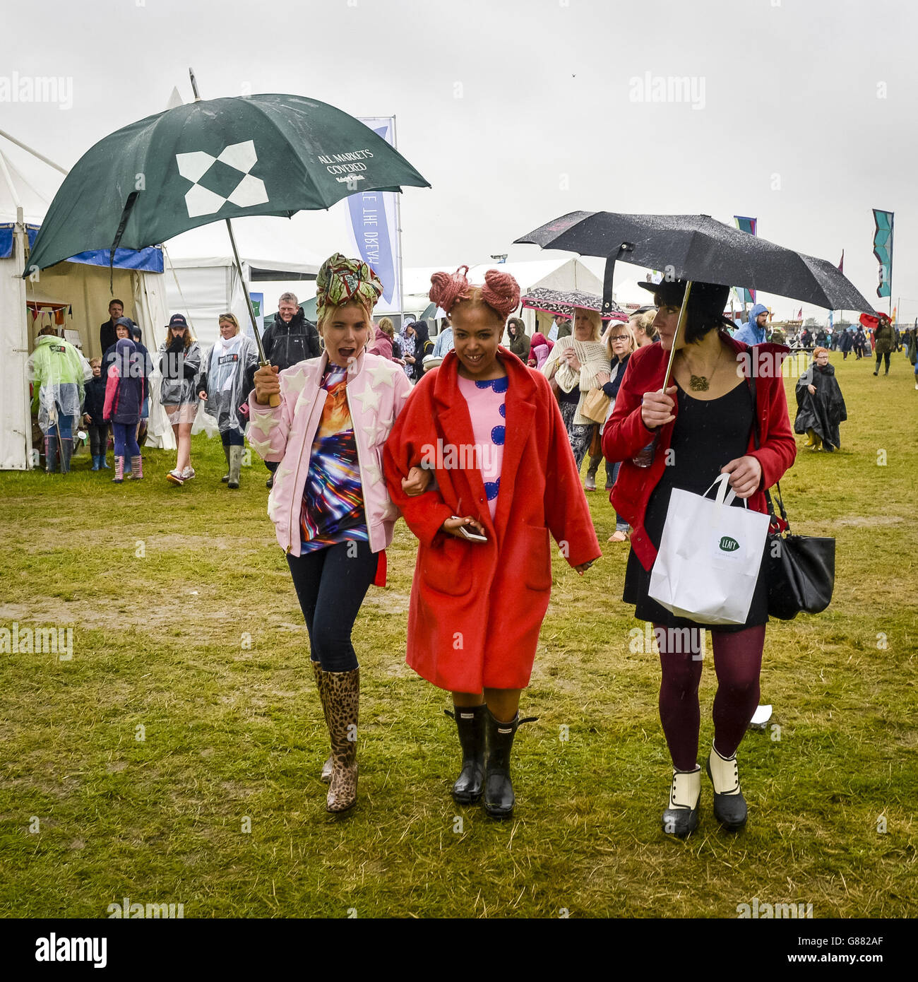 La cantante Paloma Faith (a sinistra) con alcune donne sconosciute ha visto al Big Feastival di Jamie Oliver e Alex James a Kingham, Oxfordshire. Foto Stock