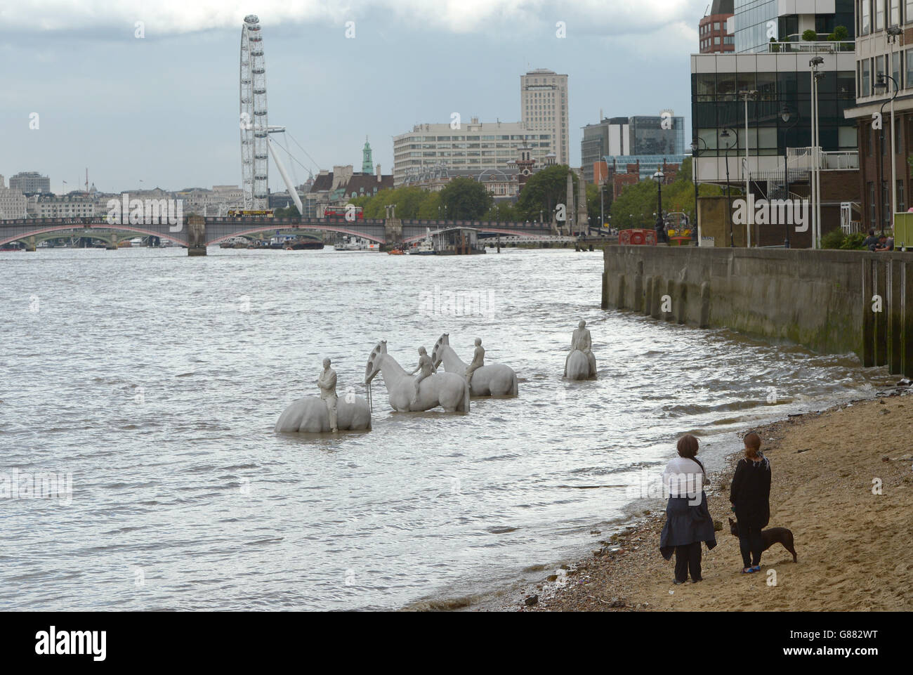 Vista generale dell'installazione di sculture ibride Rising Tide dell'artista Jason deCaires Taylor a Nine Elms sulla riva sud del fiume Tamigi, Londra. Foto Stock