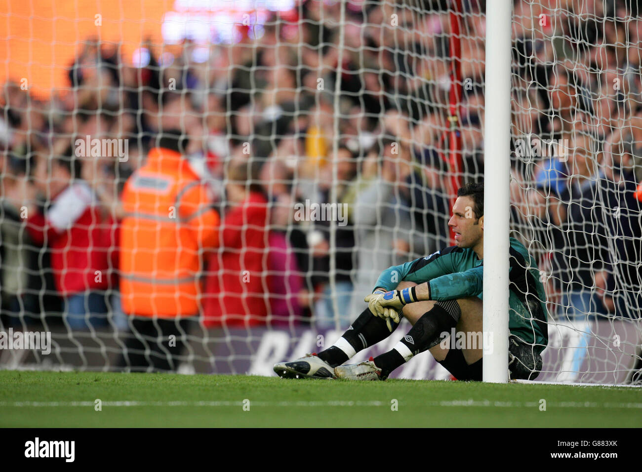 Calcio - fa Barclays Premiership - Arsenal v Everton - Highbury. Richard Wright, portiere di Everton, si siede abbattuto dopo il secondo gol dell'Arsenale segnato da Robert Pires Foto Stock