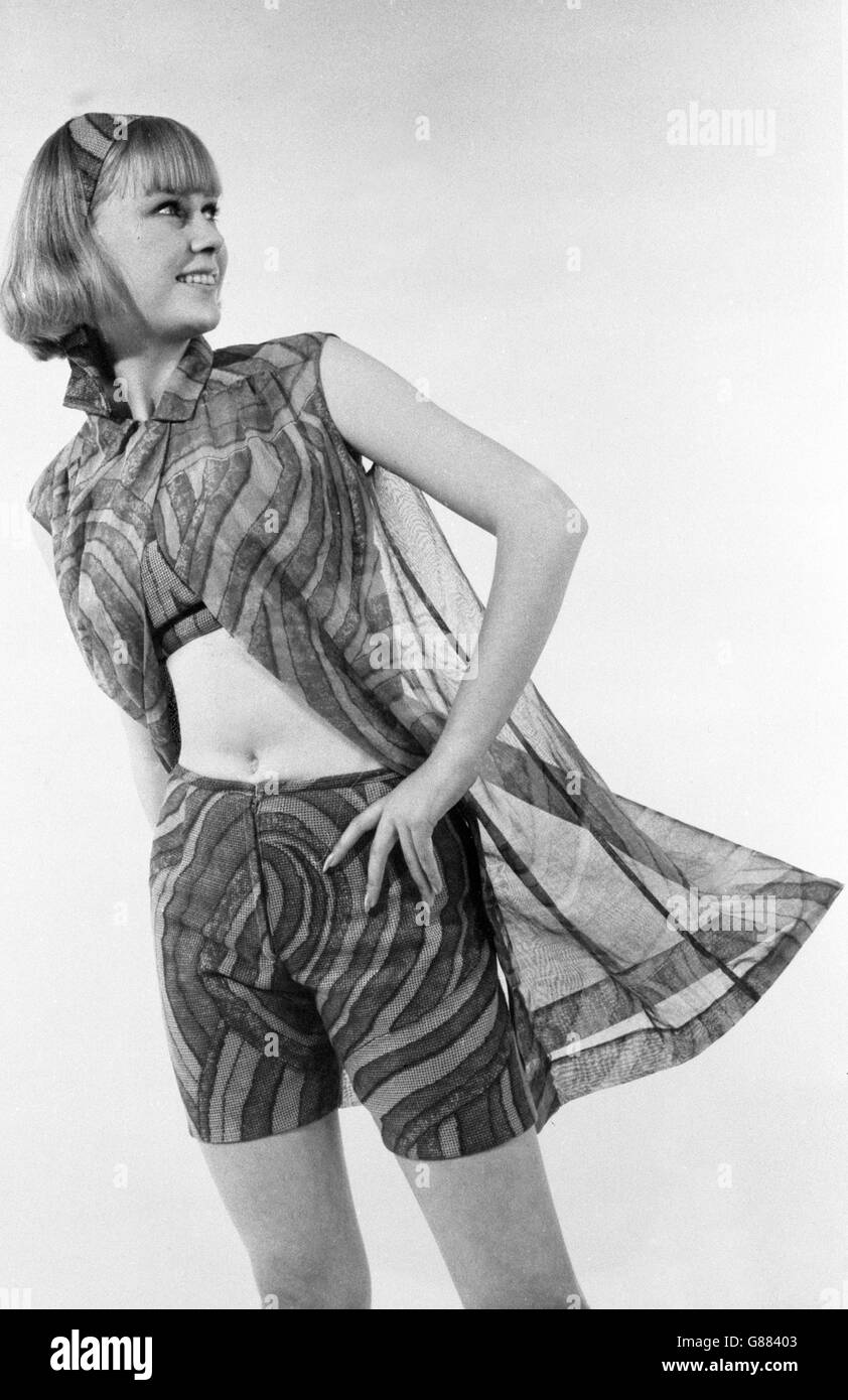 Graham Price Outfit - Londra. Due pezzi a crochet in cotone, con archetto abbinato e chiffon over-up, di Graham Price. Foto Stock