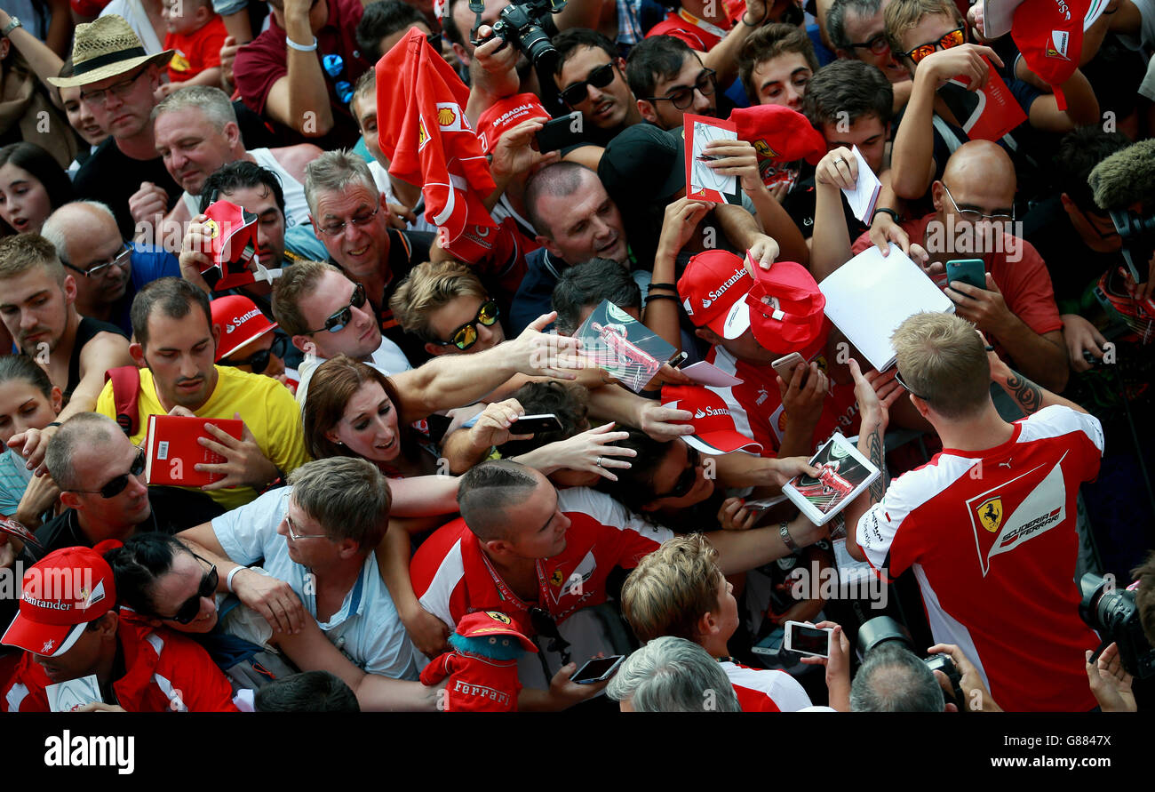Motor Racing - Campionato del mondo di Formula uno - Gran Premio d'Italia 2015 - Paddock Day - circuito di Monza. La Ferrari Kimi Raikkonen firma autografi durante la giornata del paddock per il Gran Premio d'Italia 2015 a Monza. Foto Stock