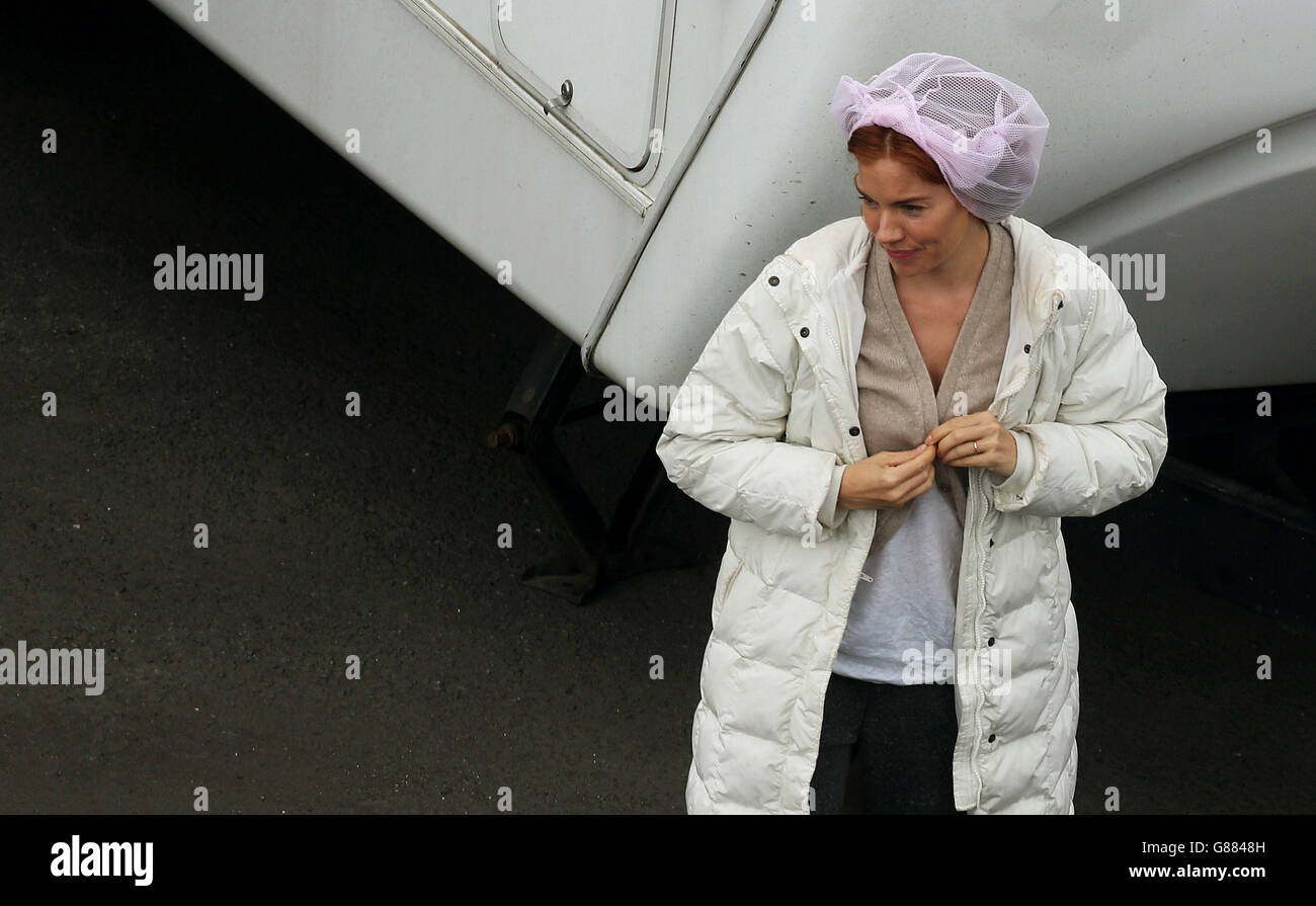 Sienna Miller durante le riprese di Lost City of Z nel centro di Belfast. Foto Stock