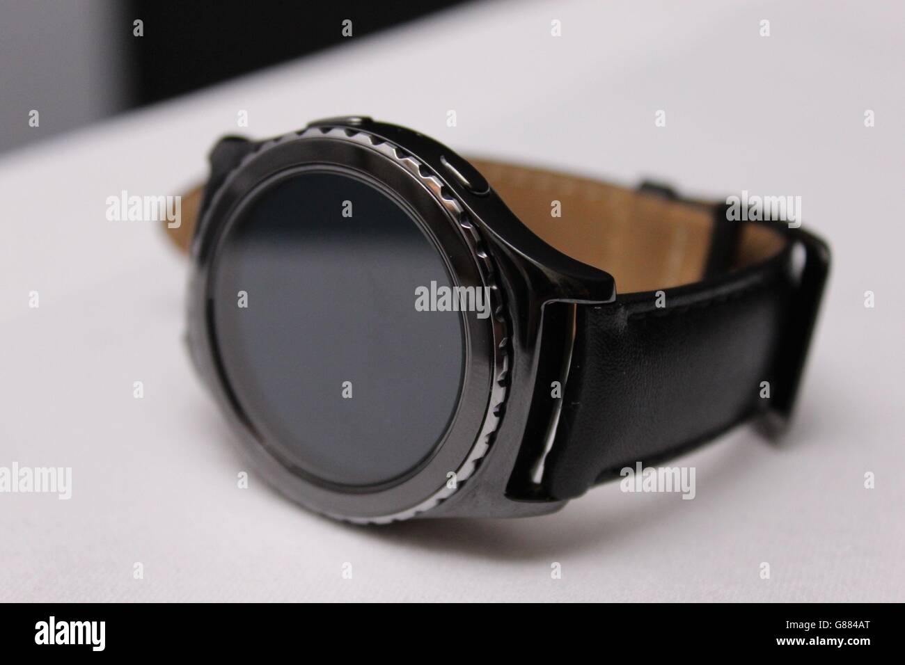 Lo smartwatch Samsung Gear S2 Classic ha la sua prima uscita al pubblico all'IFA electronics show di Berlino. Foto Stock