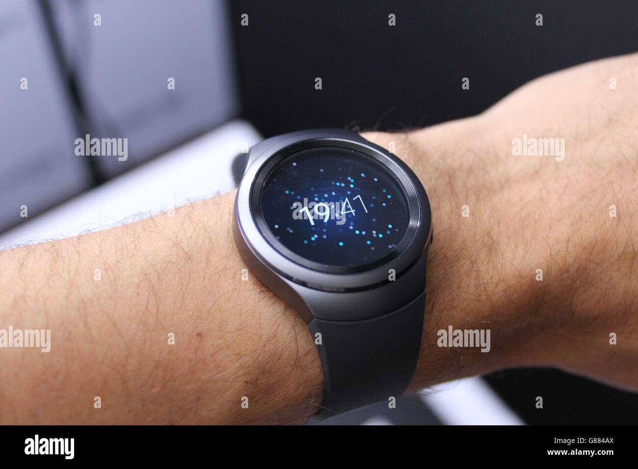 Lo smartwatch Samsung Gear S2 ha la sua prima uscita pubblica alla fiera di elettronica IFA di Berlino. Foto Stock